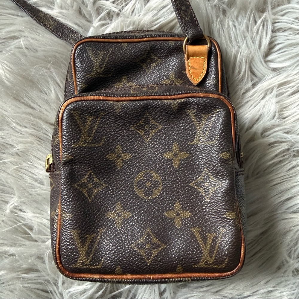 LOUIS VUITTON Monogram Amazone Crossbody Bag - Picture 2 of 16